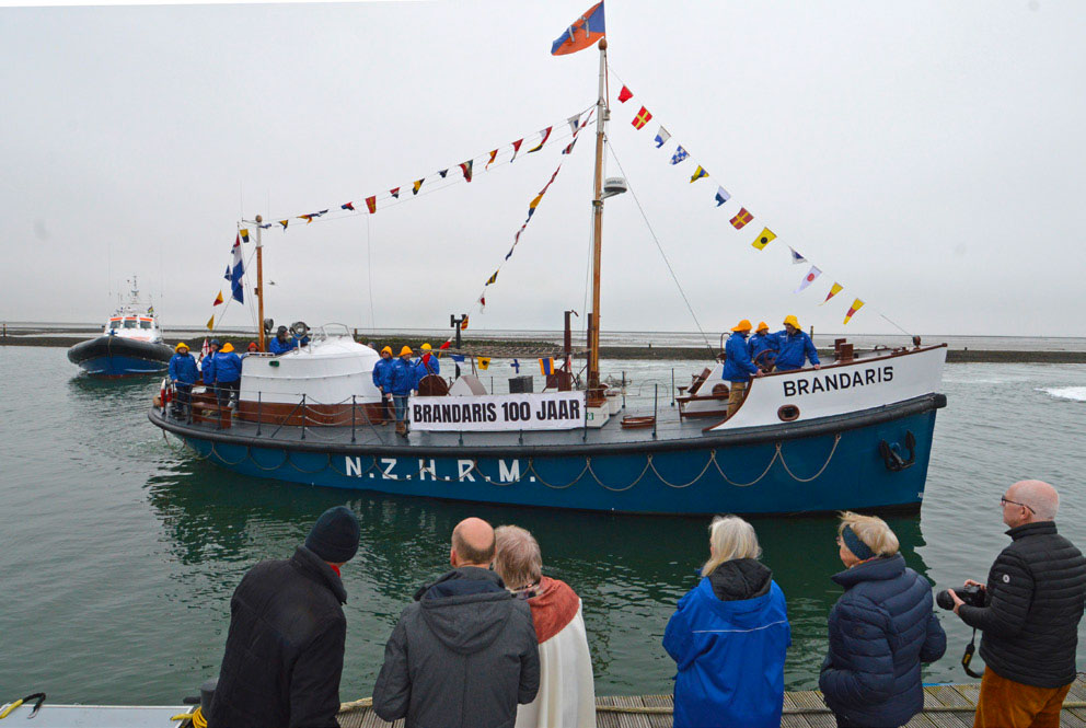 Feestelijke intocht honderd-jarige reddingboot ‘Brandaris’