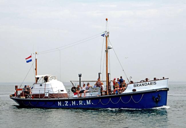 Brandaris reddingboot op zee met gasten aan boord
